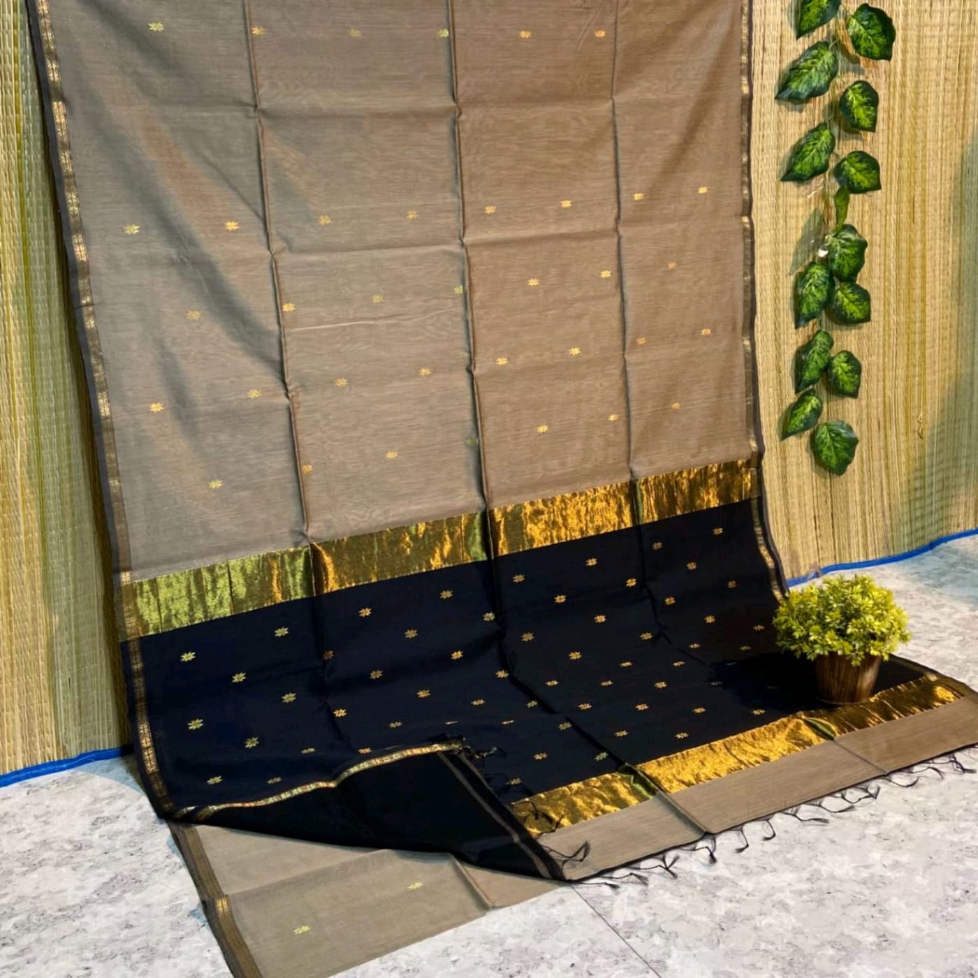Noyanmoni maheshwari saree