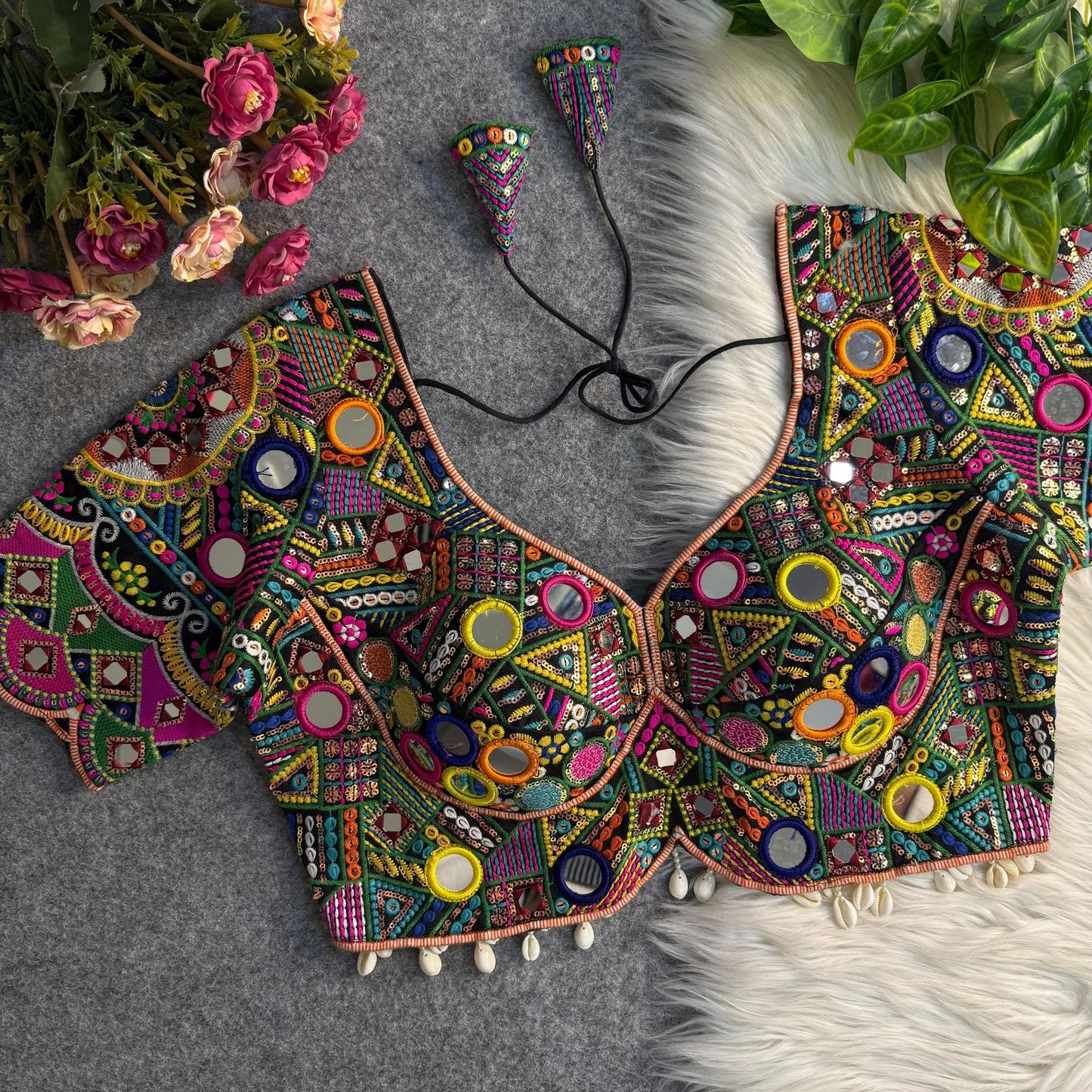 Fancy Design With Gamthi & Shell Lace Pattern ready made blouse